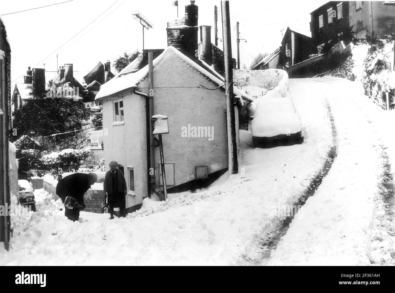 Residenti che liberano la neve Belmont Road, Ironbridge inverno 1981 Foto Stock