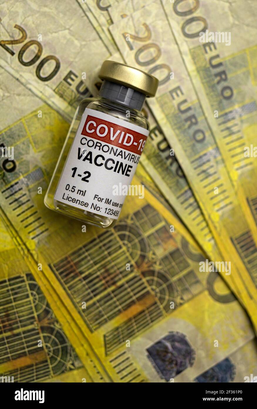 Vaccino Covid-19 accanto a diverse duecento banconote in euro, immagine concettuale Foto Stock