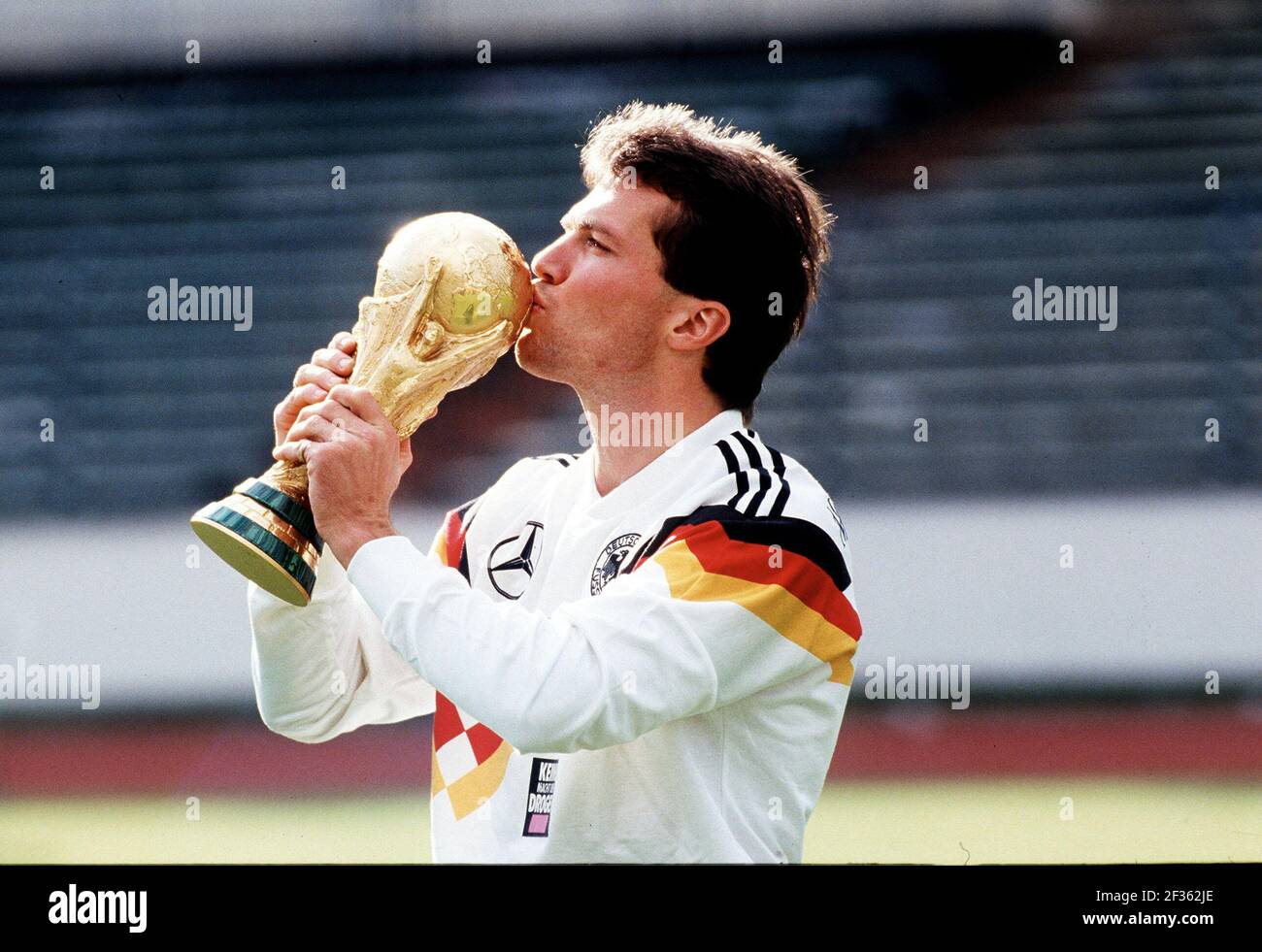 Francoforte sul meno, Germania. 15 marzo 2021. Lothar Matthaeus festeggerà il suo 60° compleanno il 21 marzo 2021. Archivio foto: Lothar MATTHAEUS, Germania, calcio, nazionale, con il trofeo della Coppa del mondo, bacia il trofeo della Coppa del mondo, ritratto a mezza lunghezza, 29.10.199.0 ¬ | utilizzo in tutto il mondo Credit: dpa/Alamy Live News Foto Stock