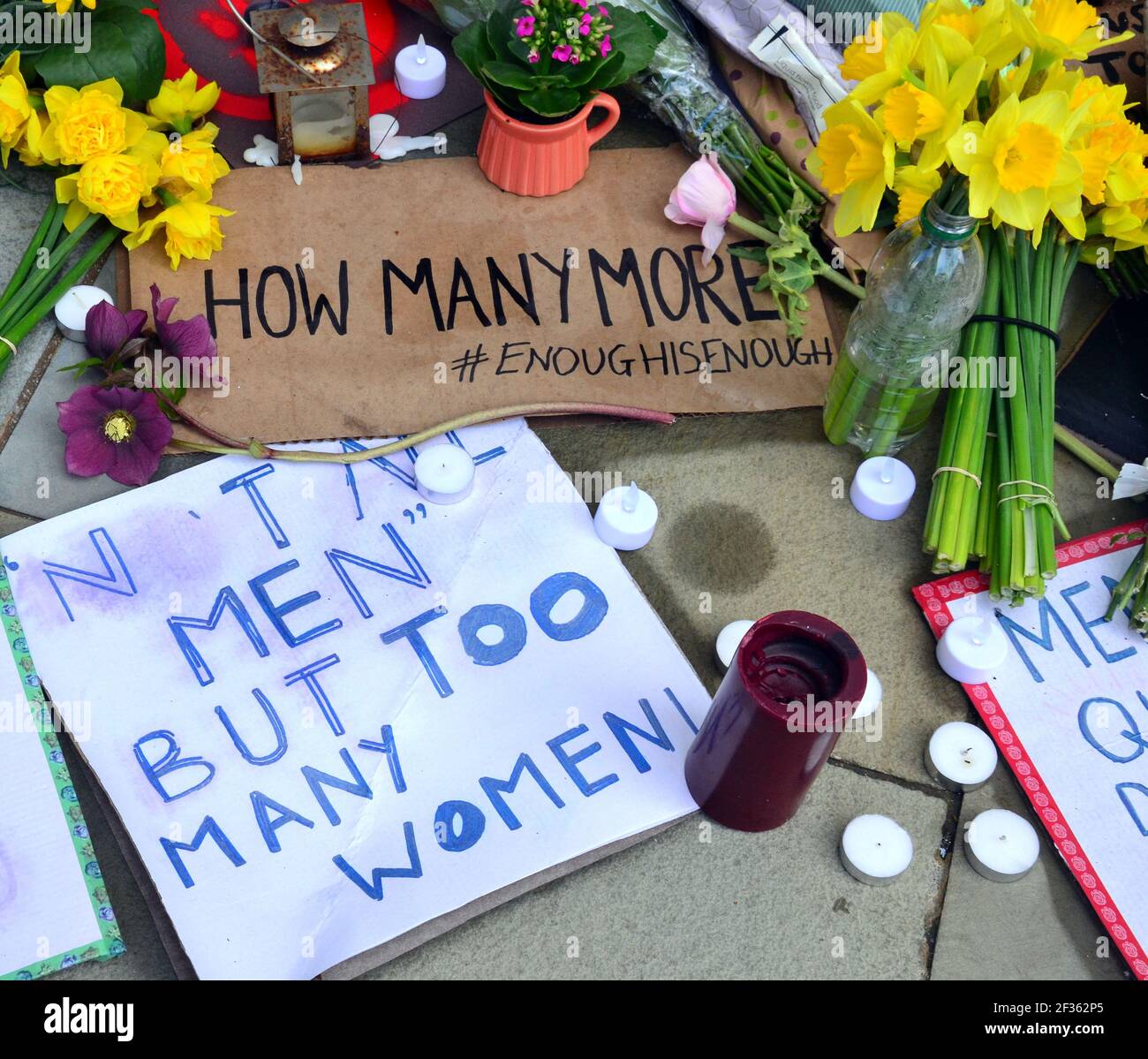 I cartelli che fanno lobby per la sicurezza delle donne e i fiori alla statua di Emmeline Pankhurst in St Peter's Square, Manchester, Inghilterra, Regno Unito, lasciarono dopo la veglia nella memoria di Sarah Everard il 13 marzo 2021. Il 12 marzo un ufficiale della polizia metropolitana di Londra è stato accusato del rapimento e dell'omicidio di Sarah Everard. Apparve alla corte dei Magistrati di Westminster il 13 marzo e fu rimesso in custodia per apparire all'Old Bailey il 16 marzo. Emmeline Pankhurst era il leader del movimento suffragette nel Regno Unito. La statua in bronzo fu scolpita da Hazel Reeves. Foto Stock