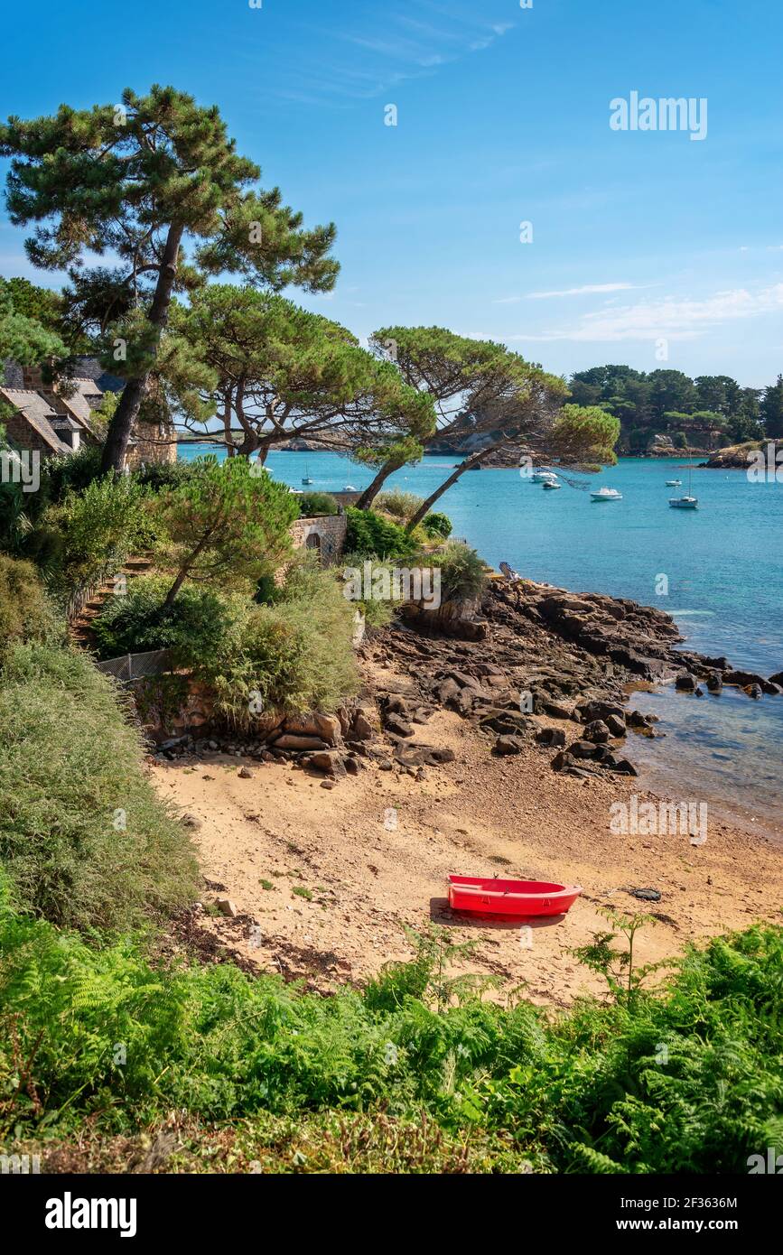 Barca rossa in una piccola spiaggia dell'isola di Bréhat in Côtes d'Armor, Bretagna, Francia Foto Stock