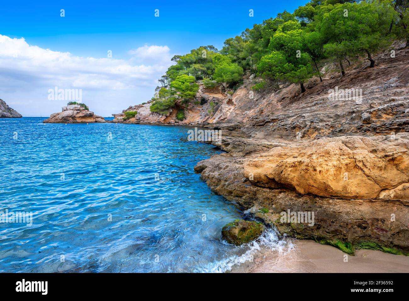 bellissima costa di maiorca con un cielo blu Foto Stock