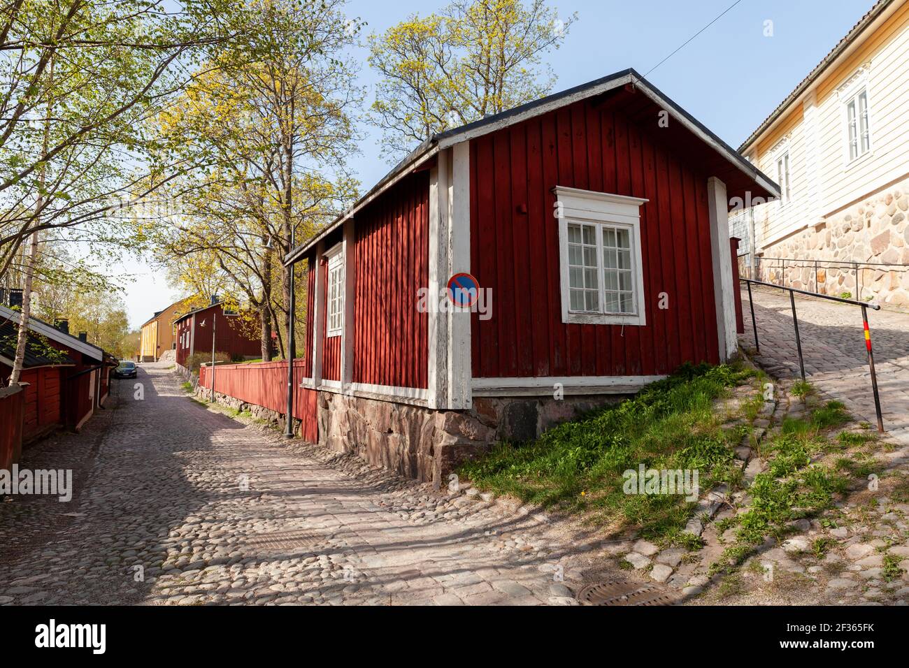 Vista sulla strada con case finlandesi in legno rosso. Città vecchia di Porvoo, Finlandia Foto Stock