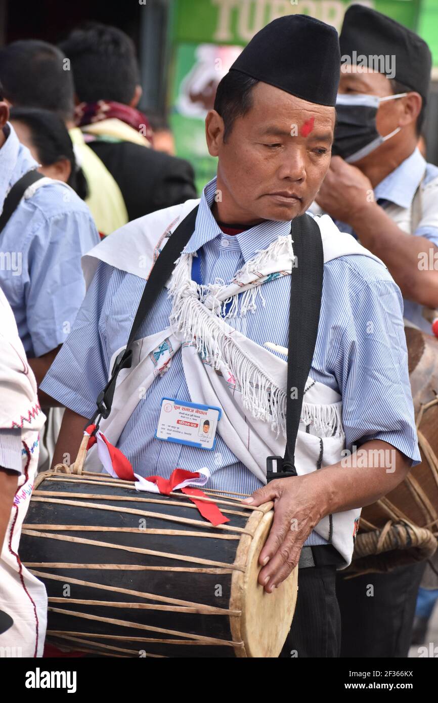 Un artista che suona lo strumento chiamato Dholaki nella band tradizionale (Pancheybaja) nel sud del Nepal. Chitwan, Nepal. Foto Stock