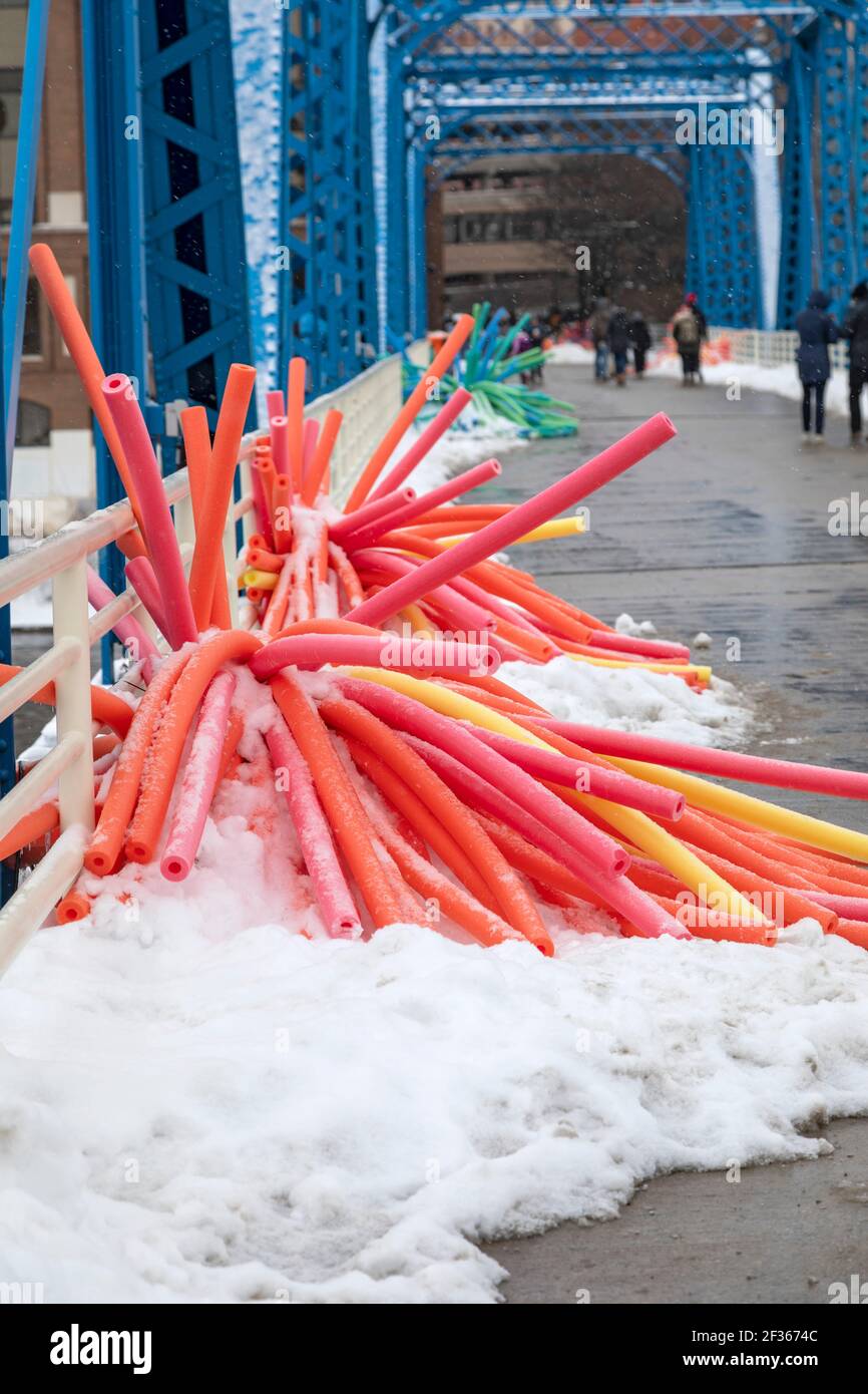 Grand Rapids, Michigan - Arte fatta da noodle piscina sul Blue Bridge, un ponte pedonale sul Grand River. Faceva parte del World of Winter F. Foto Stock