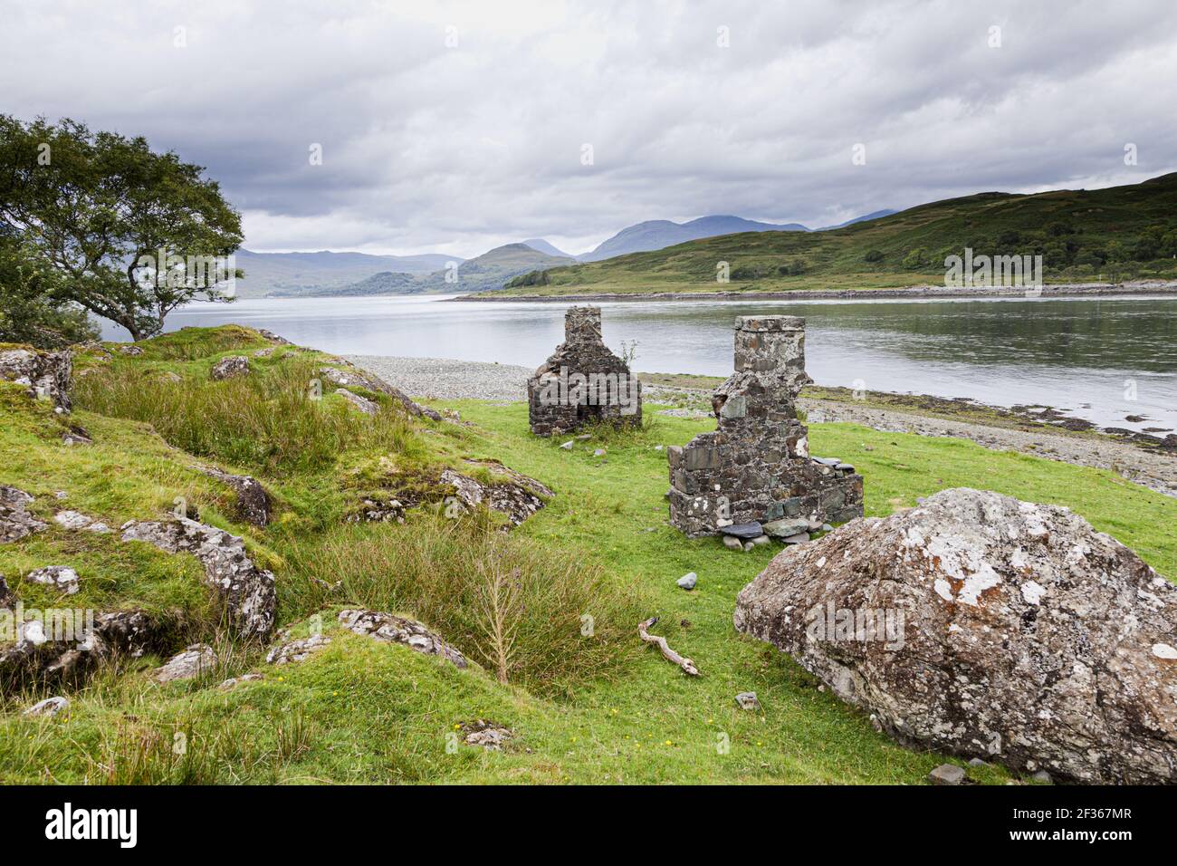 Dimora in rovina sulle rive di Loch Spelve, Isola di Mull, Argyll e Bute, Inner Hebrides, Scozia, REGNO UNITO Foto Stock