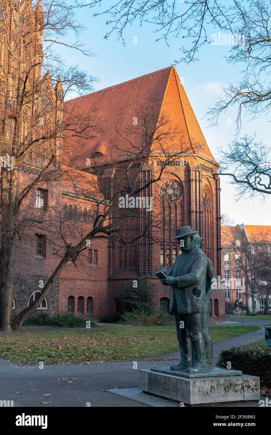 La statua in bronzo dell'illustratore Heinrich Zille si trova nel parco Köllnischer di Berlino. Il monumento è stato progettato da Heinrich Drake nel 1964-65. Foto Stock