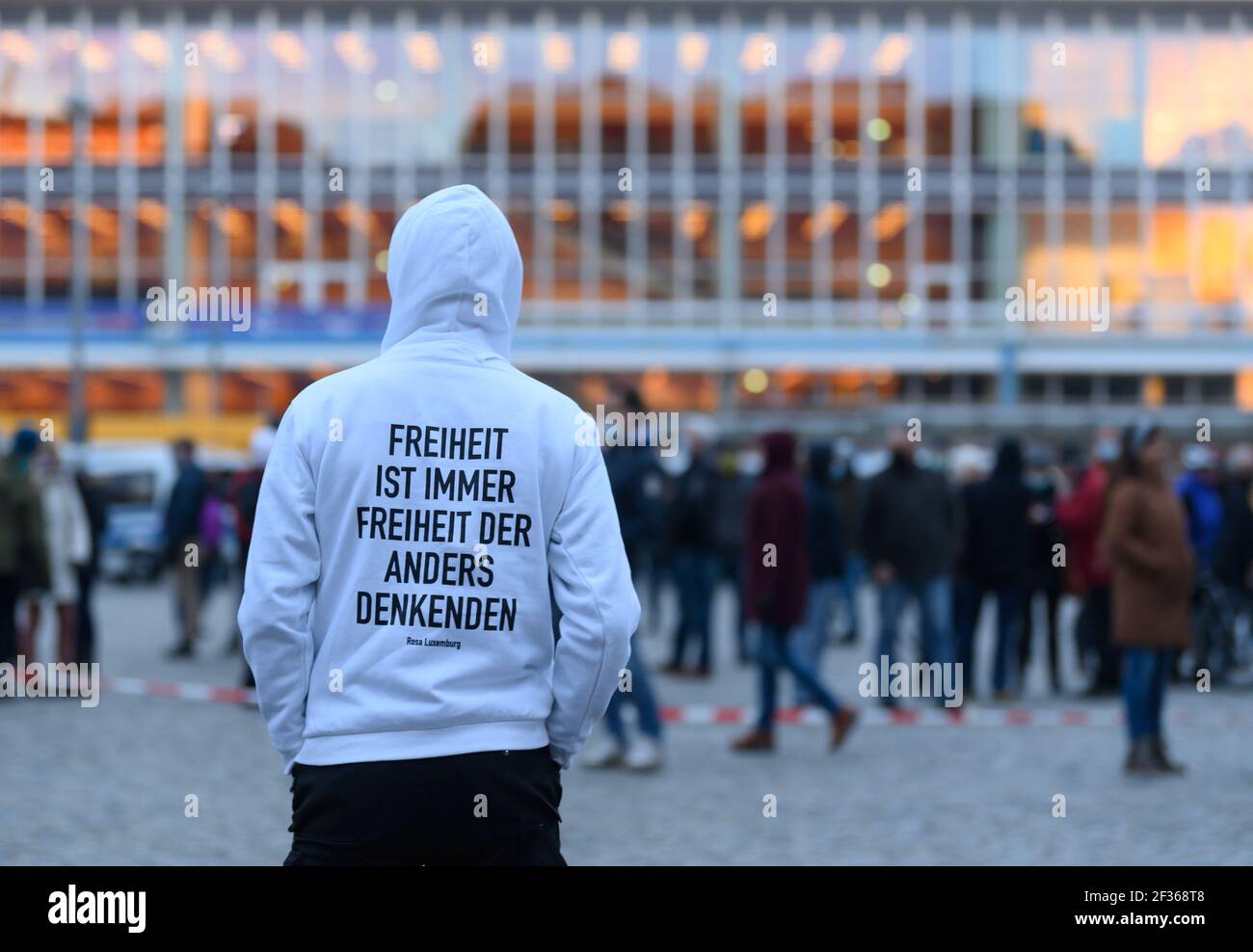 Dresda, Germania. 15 marzo 2021. Un partecipante di un rally del 'Querdenker' si erge in serata sull'Altmarkt e indossa un maglione con l'iscrizione 'la libertà è sempre libertà dei dissensi'. Credit: Robert Michael/dpa-Zentralbild/dpa/Alamy Live News Foto Stock