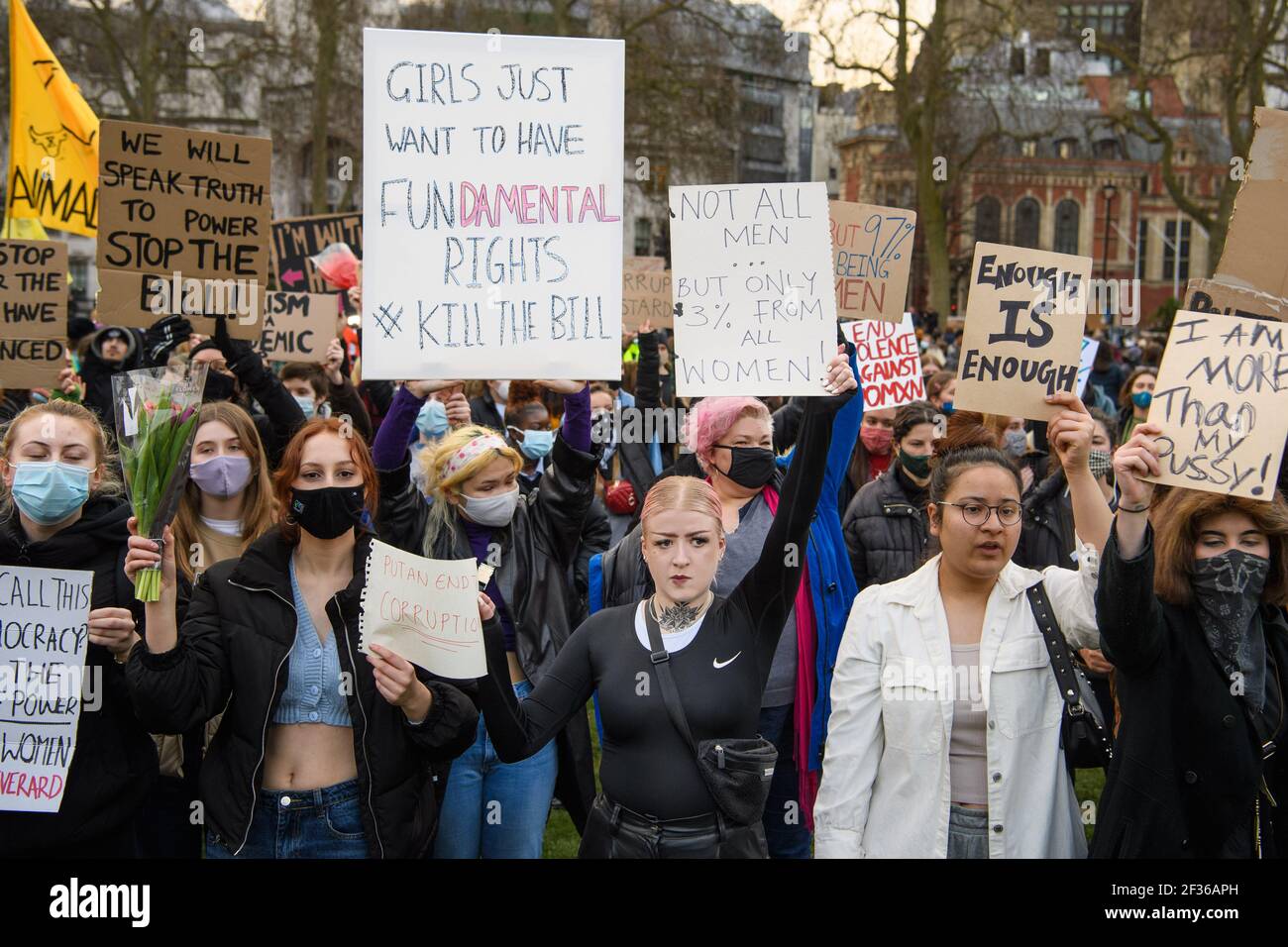 Londra, Regno Unito. 15 marzo 2021. Manifestanti durante una protesta per le strade, Parliament Square, nel centro di Londra, in memoria di Sarah Everard che si è perso mentre si è a casa da un appartamento di un amico il 3 marzo. Data immagine: Lunedì 15 marzo 2021. Il credito fotografico dovrebbe essere Credit: Matt Crossick/Alamy Live News Foto Stock