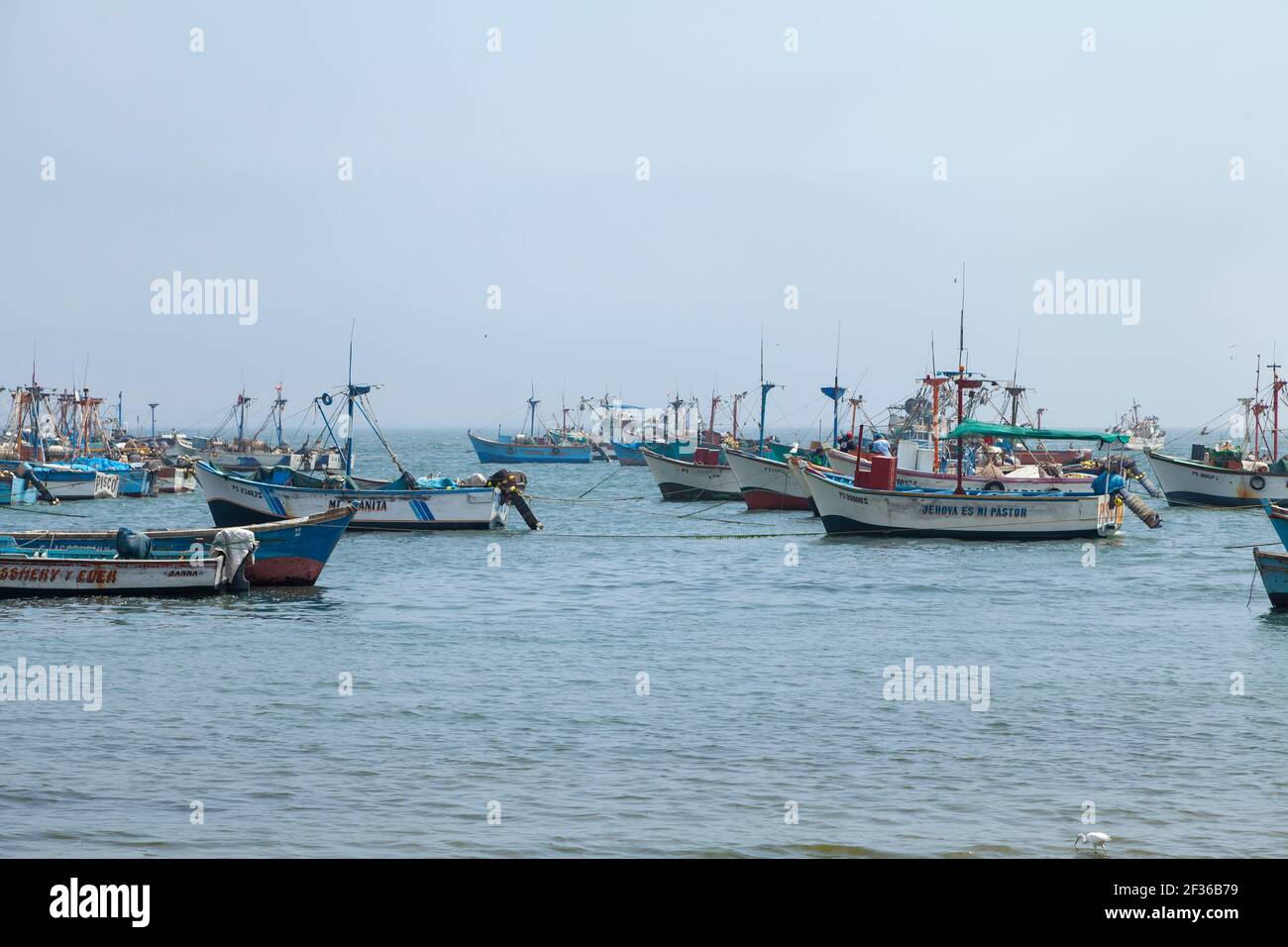 Paracas, Perù - 15 aprile 2014: Umili barche da pesca locali, non dipinte e con qualche mancanza di manutenzione, ancorate di fronte al Malecon el Chaco, ON Foto Stock