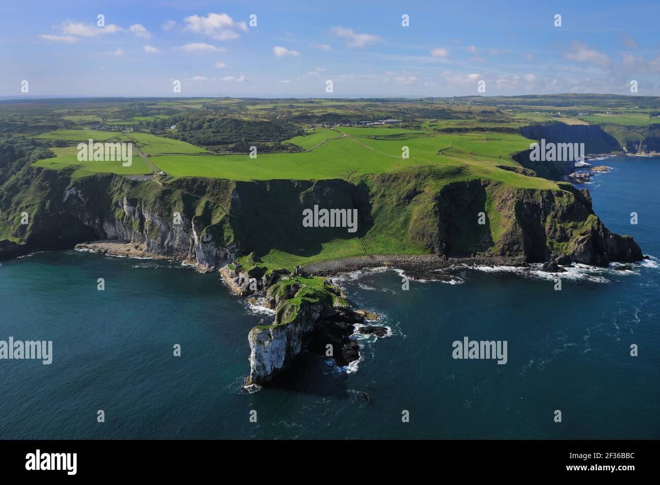 Castello di Kinbane & headland, County Antrim GPS: Latitudine: N 55°13.900' (55°13'54.0') GPS: Longitudine: W 6°17.214' (6°17'12.8') altitudine: 170.00m D Foto Stock