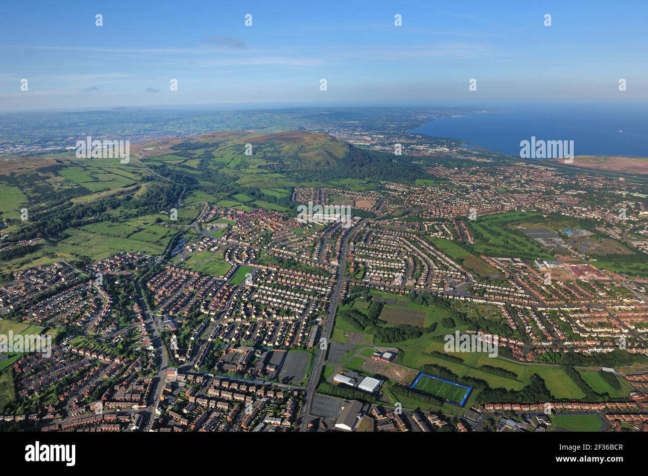 Belfast ovest verso Cave Hill, County Antrim GPS: Latitudine: N 54°37.029'  (54°37'1.8') GPS: Longitudine: W 5°58.656' (5°58'39.3') altitudine: 626.00m  Foto stock - Alamy