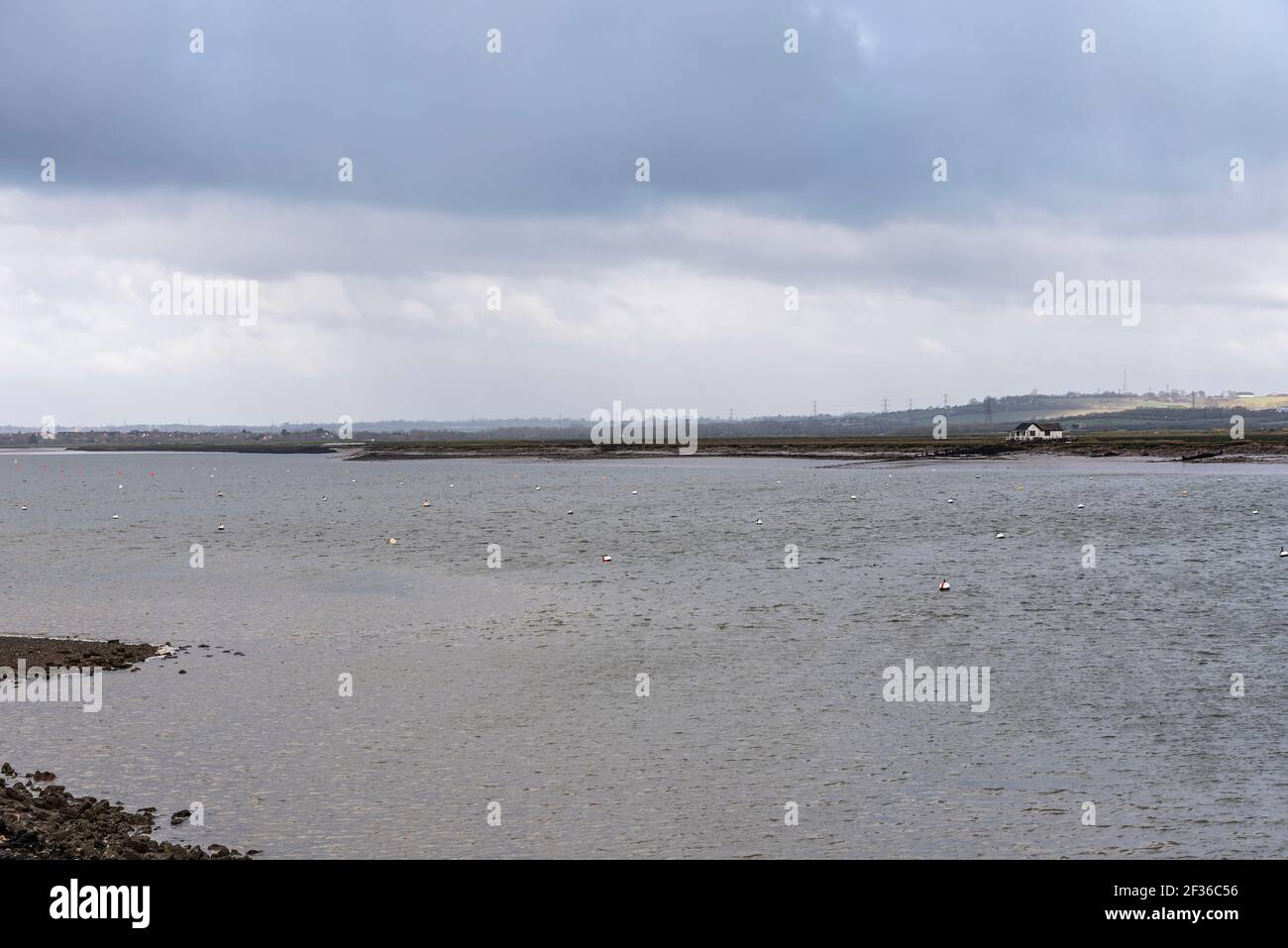 Lone, singola cabina isolata in decadimento sulla riva del fiume Crouch a North Fambridge, Rochford, Essex, Regno Unito. Verricello, acqua fredda. Paesaggio stellato Foto Stock