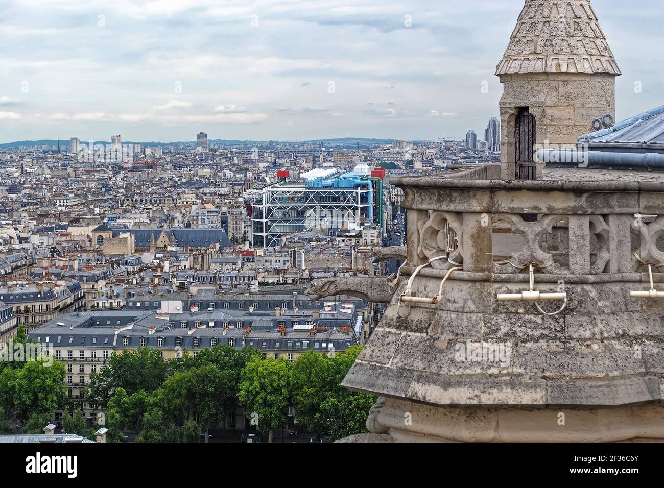 Vista del centro di Pompidou e dei tetti di Parigi dall'alto di Notre Dame de Paris. Foto Stock