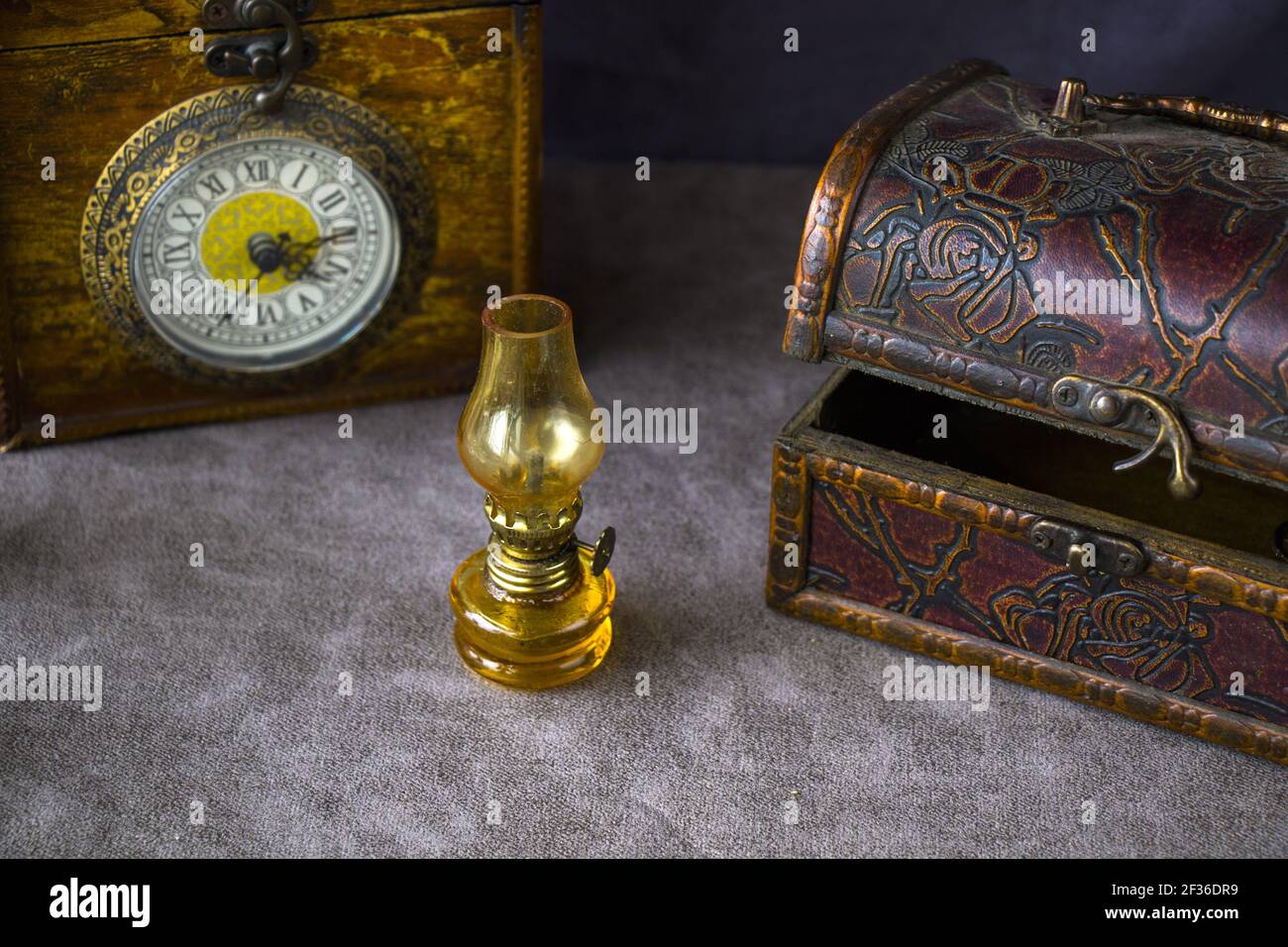 Gli oggetti vintage sul tavolo, vecchio box, lampada e orologio Foto Stock