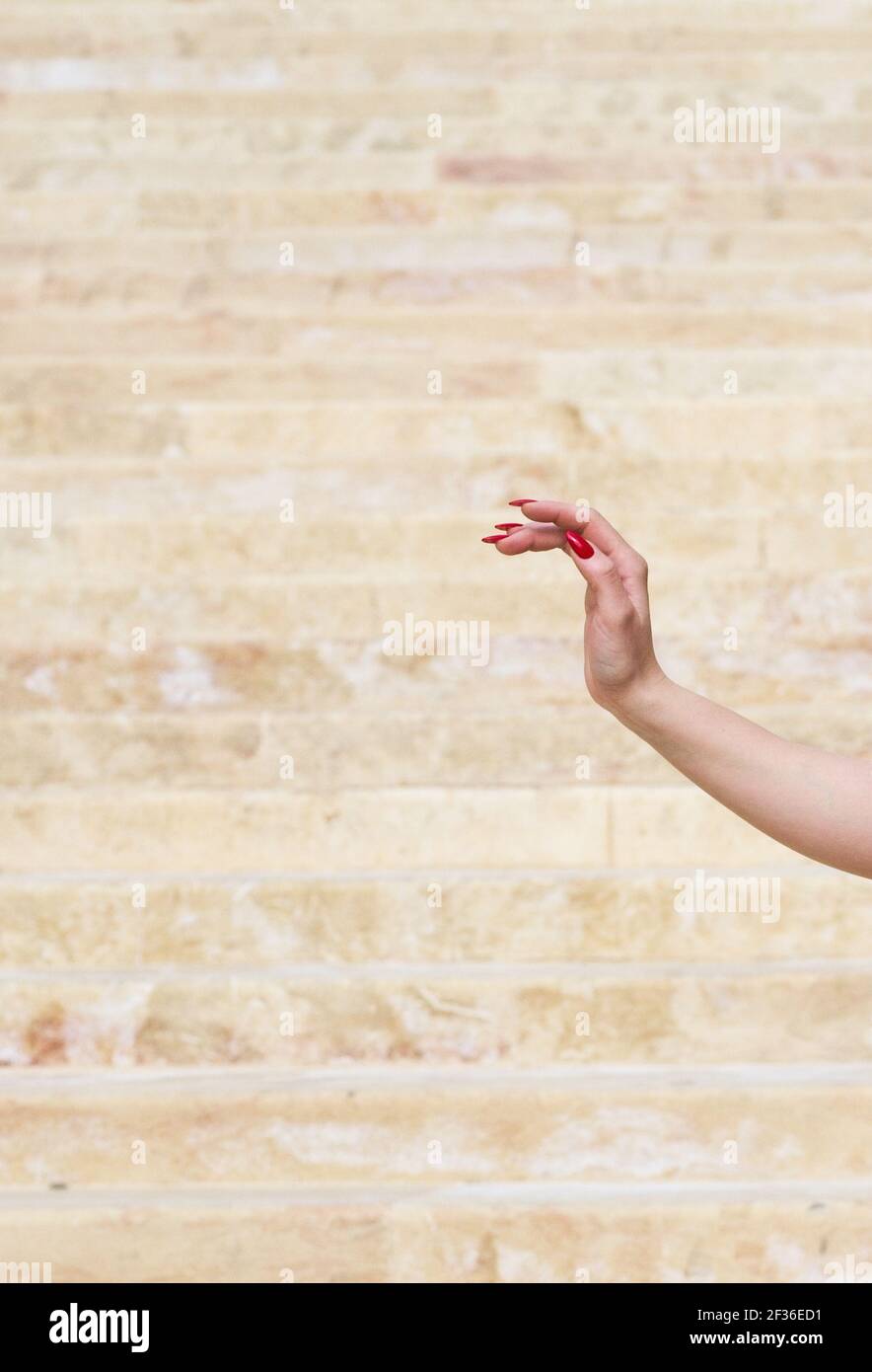 frammento foto di elegante mano donna con unghie rosse. Concetto di cura della pelle. Bellezza. Chiodi rossi. Eleganza Foto Stock