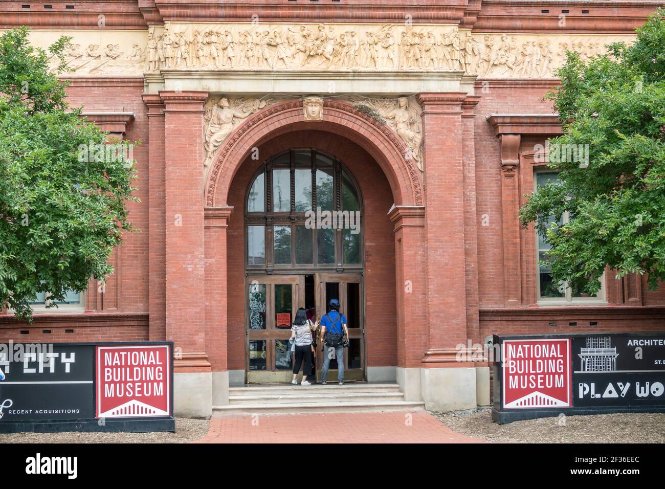 Washington DC, National Building Museum Pension Building, Renaissance Revival ingresso fregio Caspar Buberl, Foto Stock