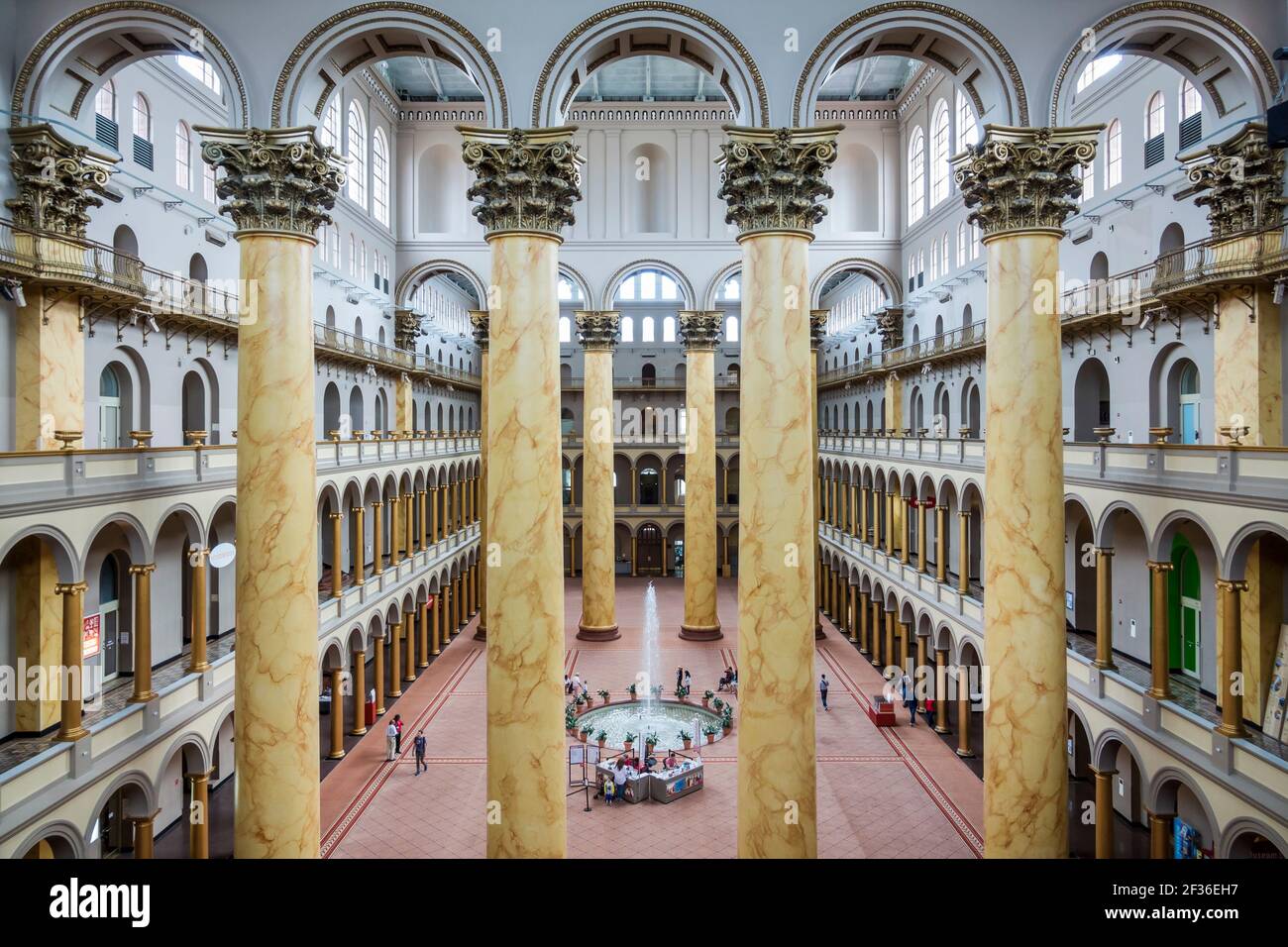 Washington DC, National Building Museum Pension Building, interno al Great Hall Arches colonne corinzie, Foto Stock