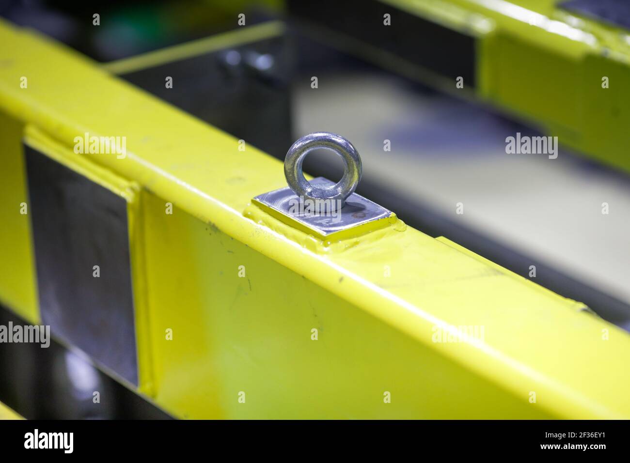 Immagine della profondità di campo poco profonda (messa a fuoco selettiva) con dettagli di dadi e bulloni metallici industriali in una fabbrica pesante. Foto Stock