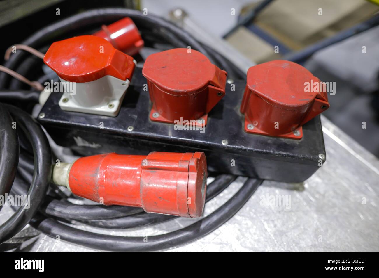 Immagine della profondità di campo ridotta (messa a fuoco selettiva) con connettori maschio e femmina elettrici industriali e multifase. Foto Stock