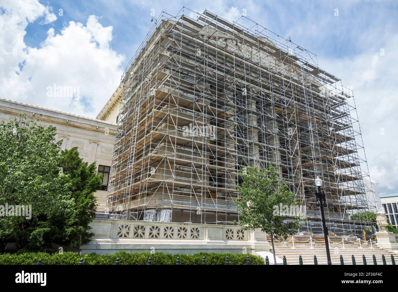 Washington DC, edificio della Corte Suprema entrata est, ristrutturazione ponteggi costruzione, Foto Stock