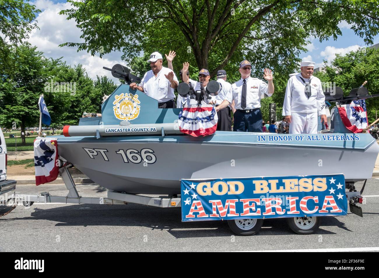 Washington DC, National Memorial Day Parade, area di sosta galleggiante Navy veterani PT166 barca, Foto Stock