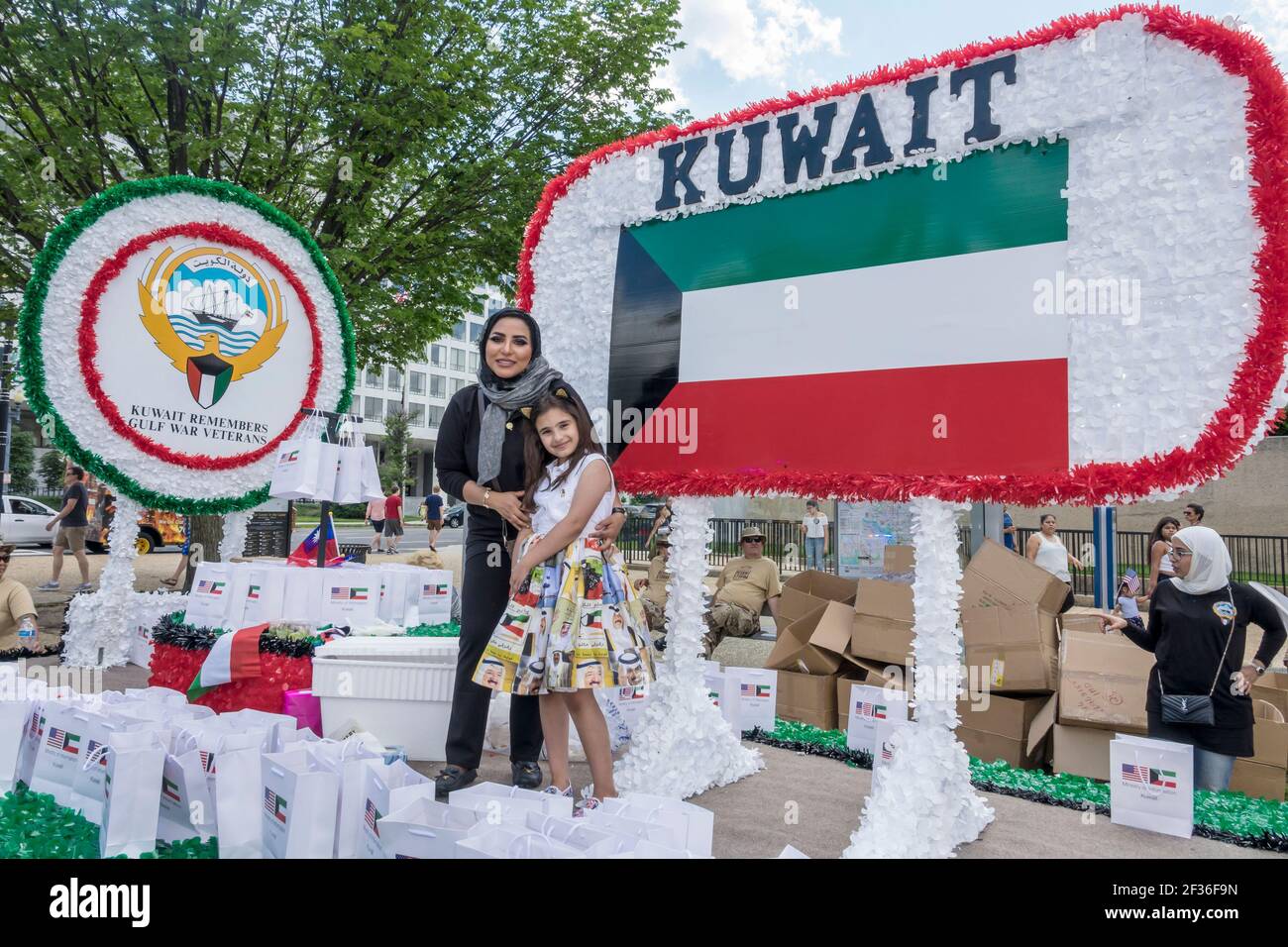 Washington DC, National Memorial Day Parade, area di sosta float Kuwait Gulf War Veterans, immigranti donna ragazza madre figlia musulmana, Foto Stock