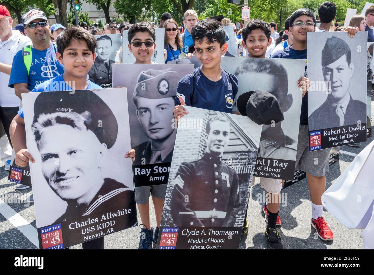 Washington DC, National Memorial Day Parade, area di staging volontari ragazzi adolescenti asiatici Spirit of 45, tenendo foto in onore dei veterani della seconda guerra mondiale, Foto Stock