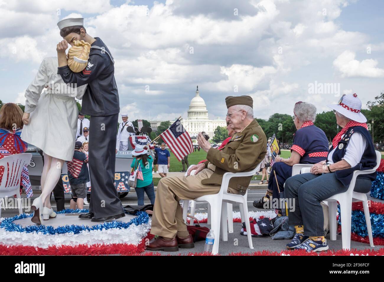 Washington DC, National Memorial Day Parade, World War II WWII Float V-J Day The Kiss, edificio del Campidoglio dei veterani, Foto Stock