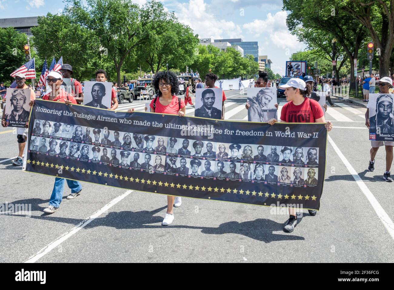 Washington DC, National Memorial Day Parade, area di sosta giovani volontari ispanici neri foto banner Tuskegee Airmen, seconda guerra mondiale, Foto Stock