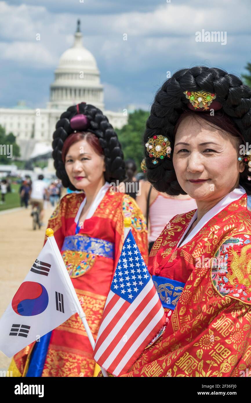 Washington DC, National Memorial Day Parade, Korean War Veterans Association donne asiatiche che indossano abiti tradizionali, edificio del Campidoglio degli Stati Uniti, Foto Stock