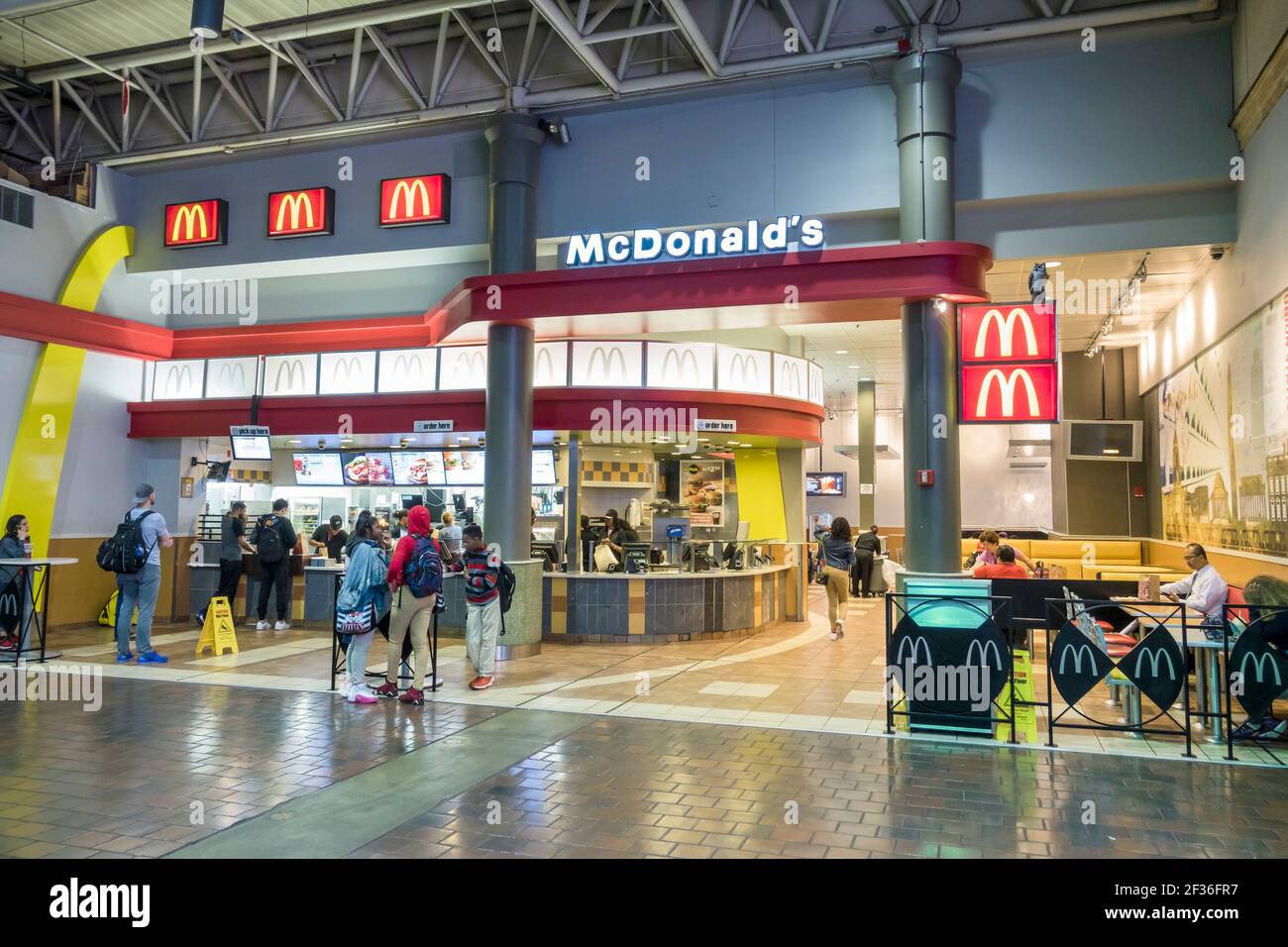 Washington DC, Union Station, stazione ferroviaria terminal food Court, McDonald's fast food hamburger Restaurant bancone line coda interna, Foto Stock