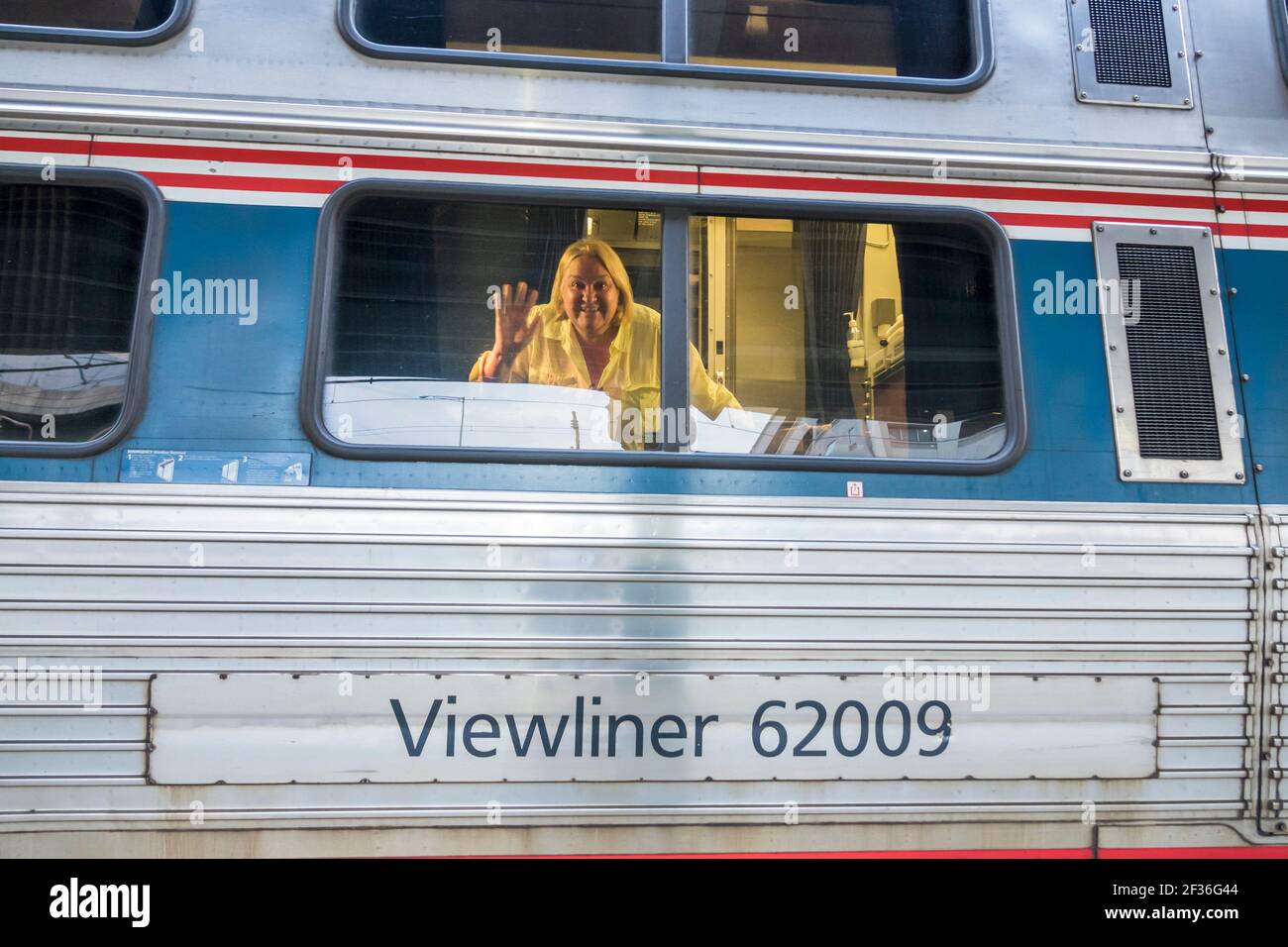 Washington DC, Union Station, stazione ferroviaria Amtrak Silver Meteor Star, Viewliner dormire auto, passeggero rider ondeggiante attraverso finestra ispanica WO Foto Stock