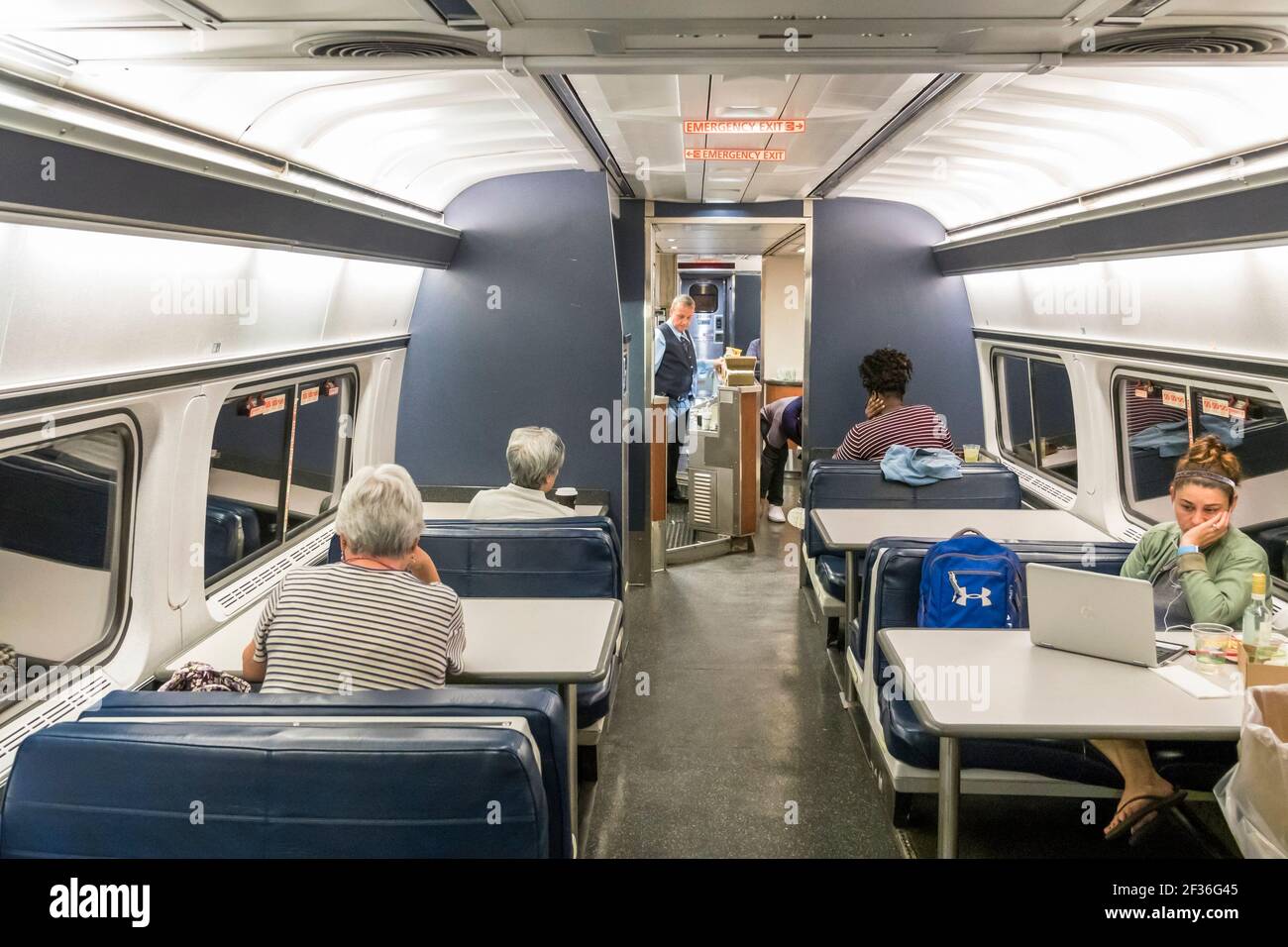 Washington DC, Union Station, stazione ferroviaria Amtrak Silver Meteor Star, lounge auto uomini donne passeggeri riders interno notte pendolari, Foto Stock