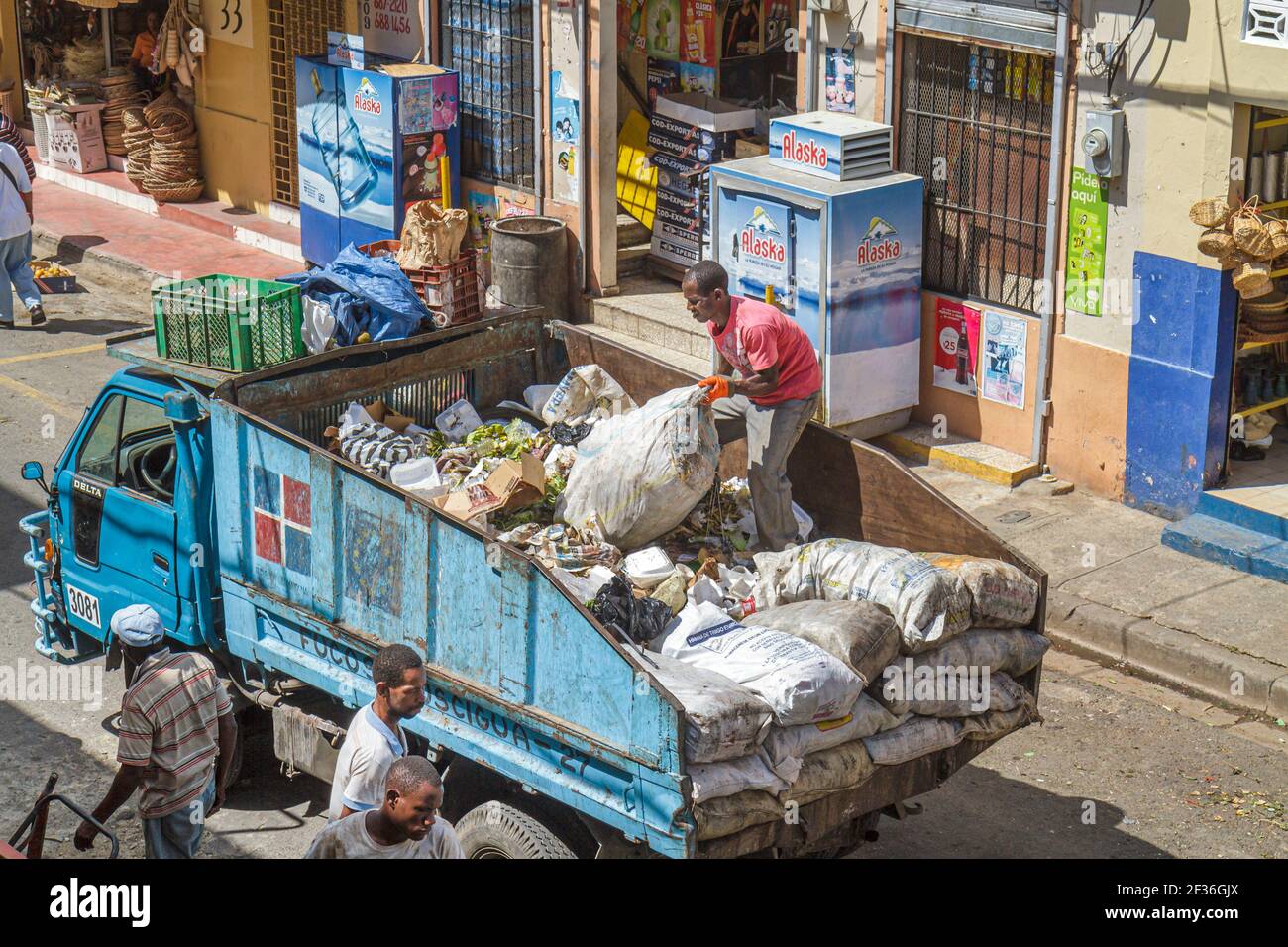 Santo Domingo Repubblica Dominicana, Ciudad Colonia zona coloniale, Mercado Modela mercato raccolta rifiuti spazzatura smaltimento camion rifiuti, ispanici uomini neri, Foto Stock