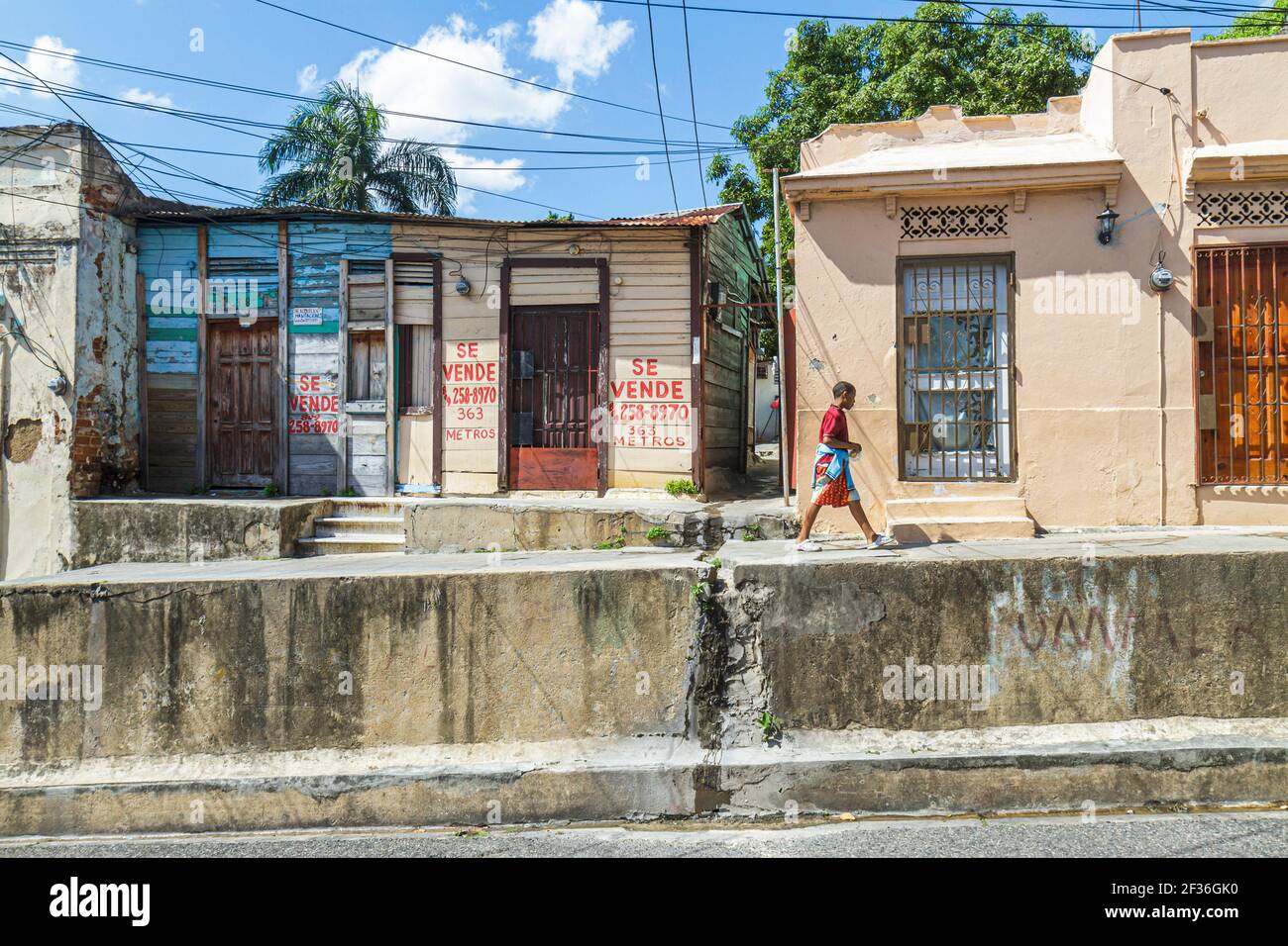 Santo Domingo Repubblica Dominicana, Ciudad Colonia zona coloniale, Calle Santome ispanico sopraelevato marciapiede ragazzo a piedi, Foto Stock