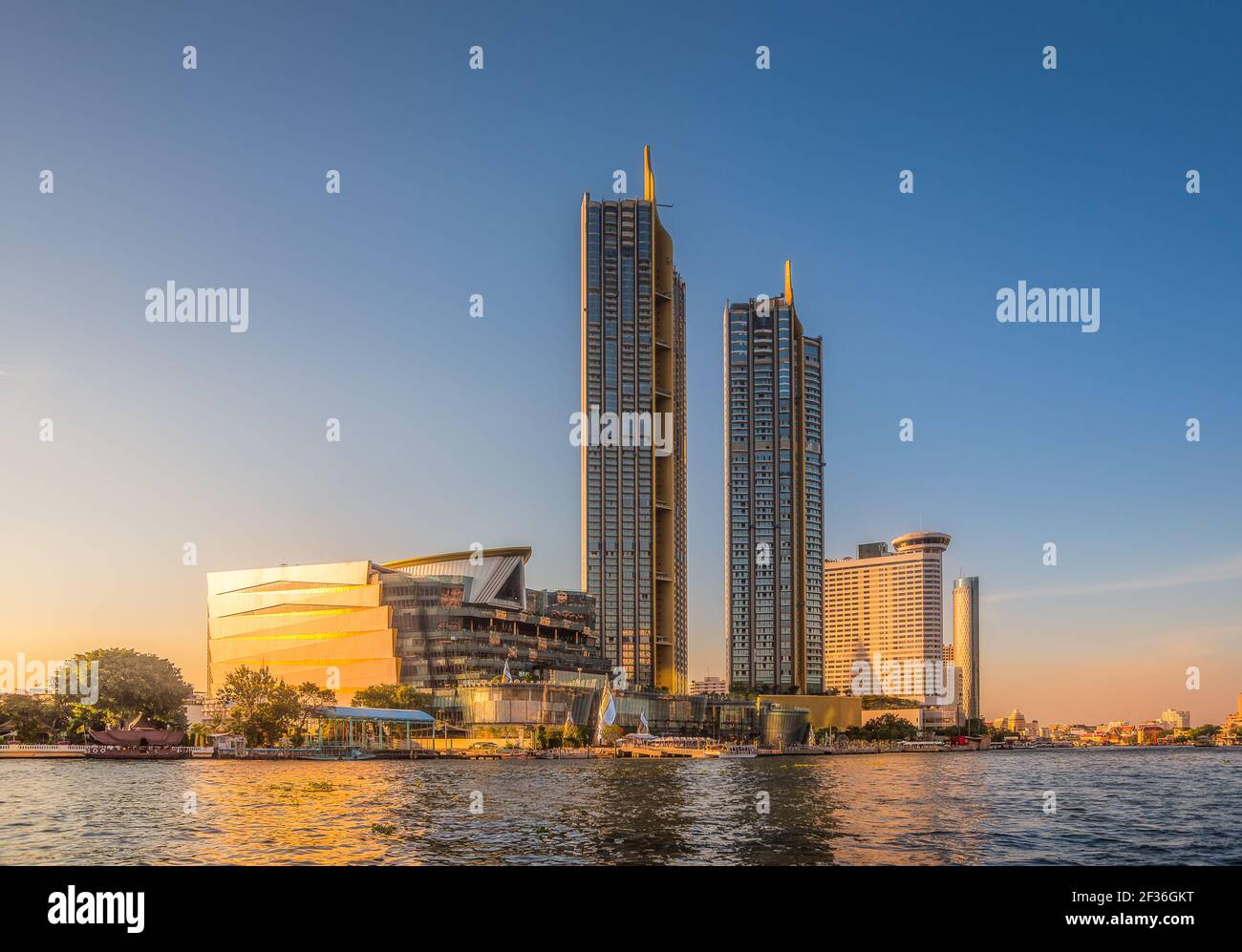Alti edifici sulla riva del fiume Chao Phraya, Bangkok, Thailandia Foto Stock