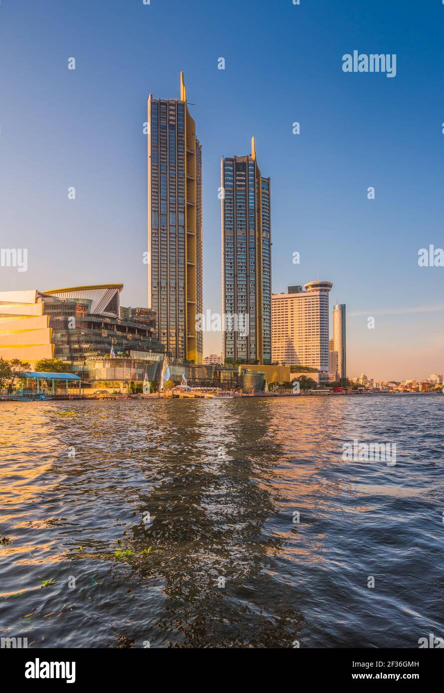 Alti edifici sulla riva del fiume Chao Phraya, Bangkok, Thailandia Foto Stock