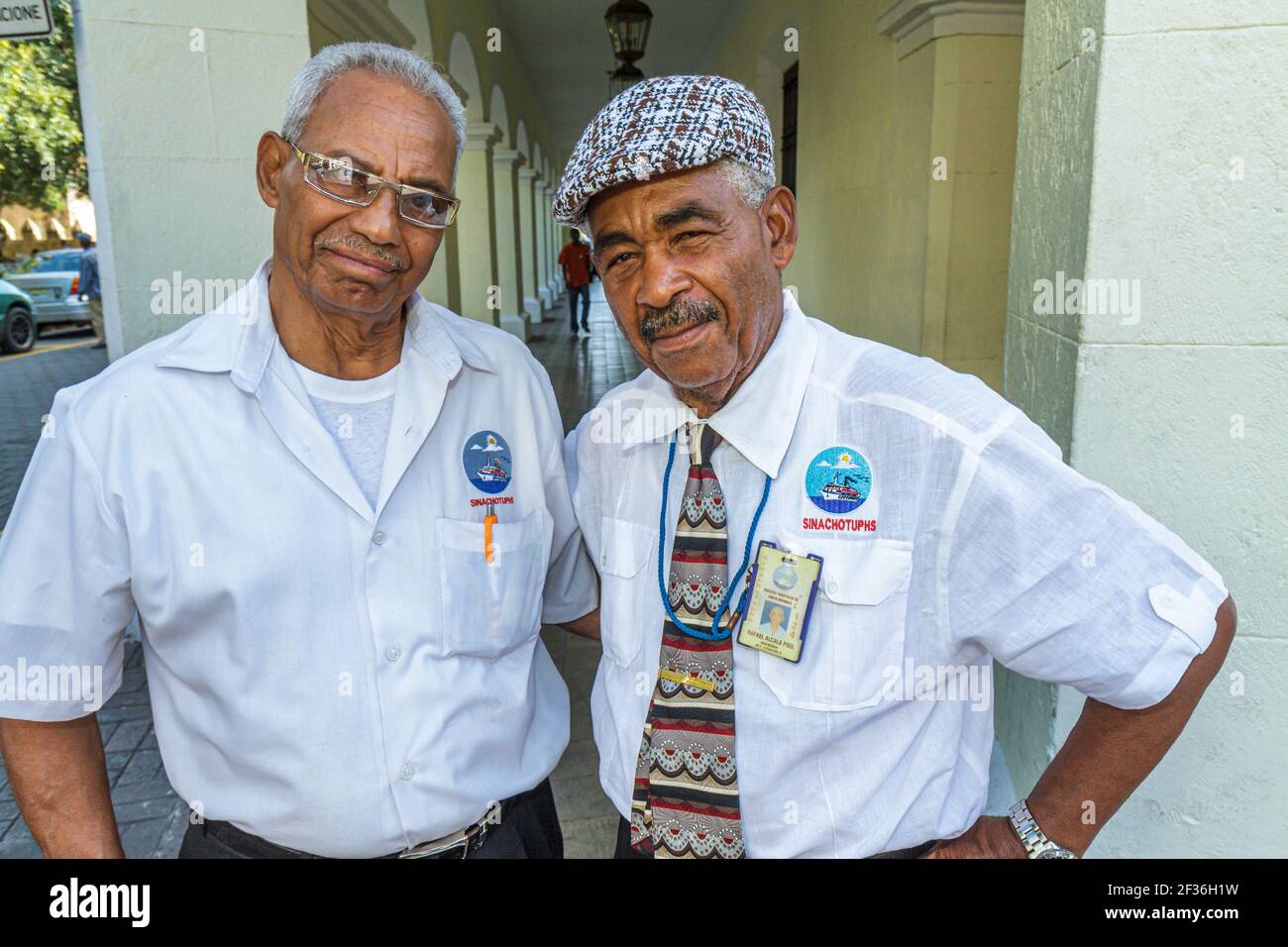 Santo Domingo Repubblica Dominicana, Ciudad Colonia zona Colonial, Calle el Conde Peatonal Black Ispanic uomini SINACHOTUPHS turismo lavoratori, sindacato membri ID Foto Stock