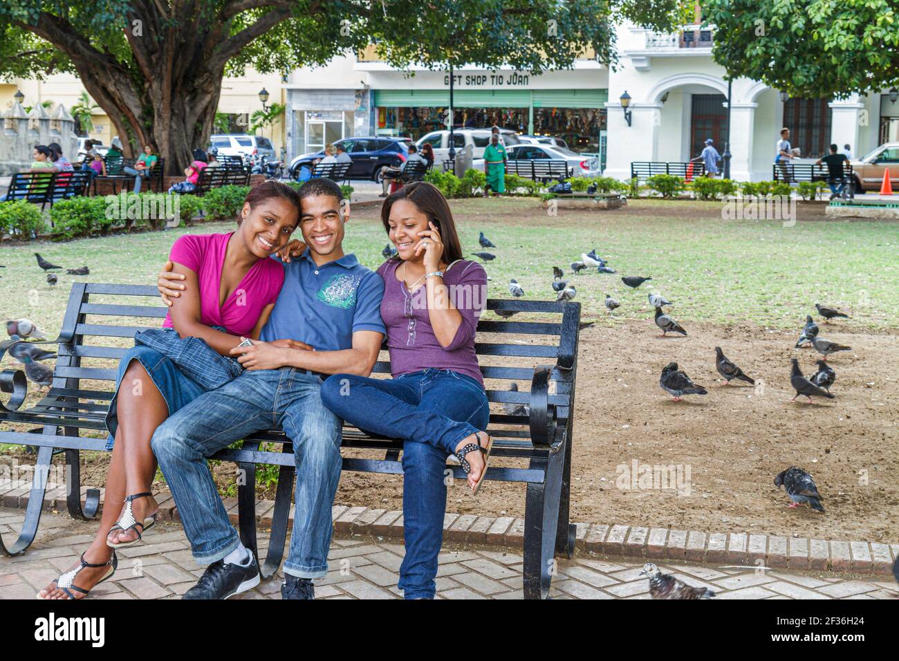 Santo Domingo Repubblica Dominicana, Ciudad Colonia zona Colonial, Calle el Conde Peatonal Parque Colon Columbus Plaza, Black Ispanic donna uomo femmina colpo Foto Stock