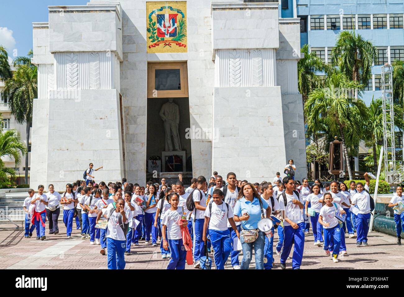Santo Domingo Repubblica Dominicana, Ciudad Colonial Parque Independencia, altare de la Patria eroi monumento, ispanico studenti neri ragazzi ragazze Foto Stock
