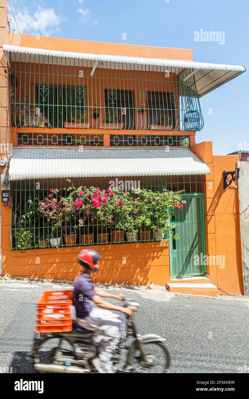 Santo Domingo Repubblica Dominicana, Ciudad Colonial Calle Duarte, residenziale quartiere casa casa residenza ispanica uomo nero in moto, Bouga Foto Stock