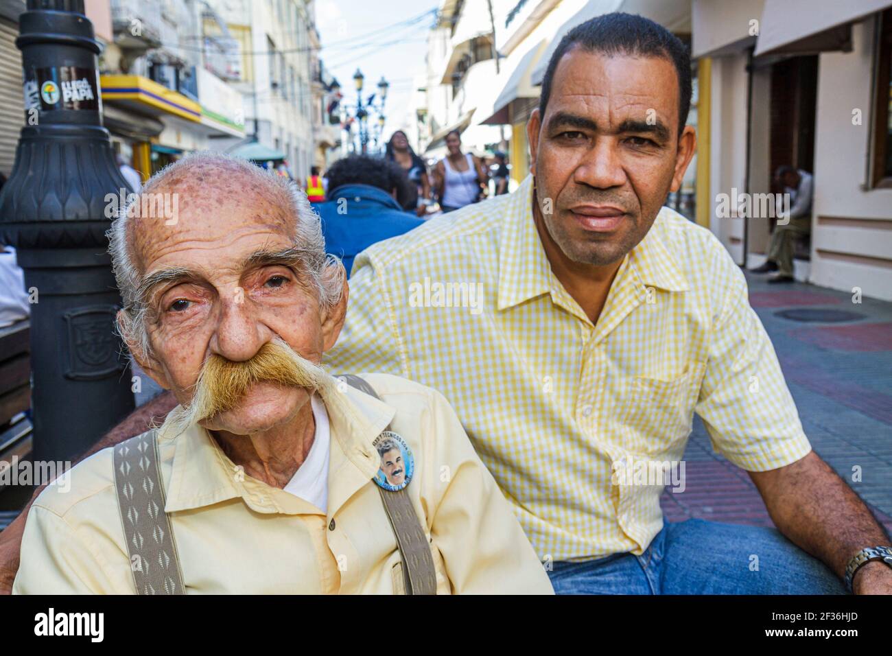 Santo Domingo Repubblica Dominicana, Ciudad Colonial Calle el Conde Peatonal, uomo ispanico nero uomini baffi senior indossando sospenditori, Foto Stock