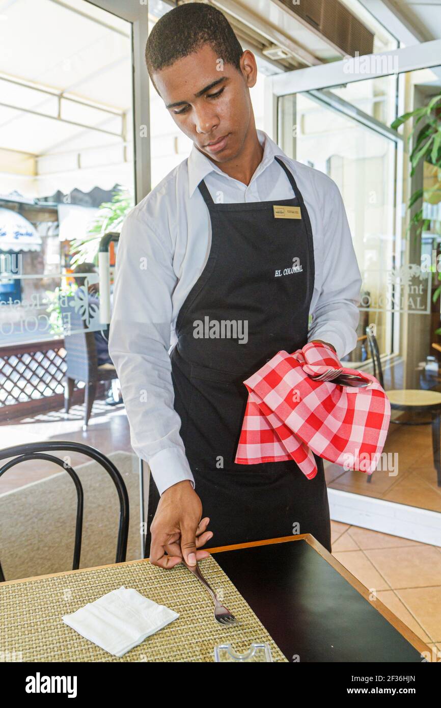 Santo Domingo Repubblica Dominicana, Ciudad Colonial Calle el Conde Peatonal, hotel Mercure Comercial ristorante impostazione tavolo nero ispanico uomo busboy, WO Foto Stock