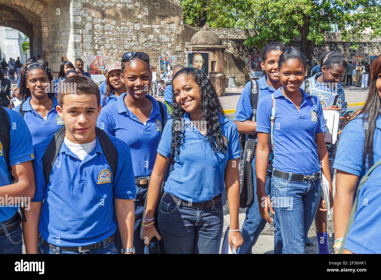 Santo Domingo Repubblica Dominicana, Ciudad Colonial, Puerta del Conde storica fortezza Indipendenza celebrazione, ispanico studenti neri ragazzi ragazze adolescenti Foto Stock