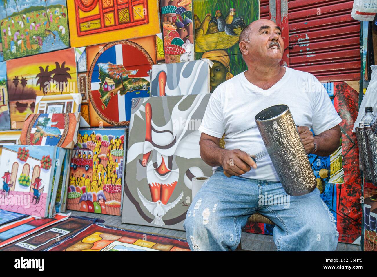 Santo Domingo Repubblica Dominicana, Ciudad Colonial Calle el Conde Peatonal, centro commerciale pedonale uomo ispanico musicista suona güira guira percussione istrume Foto Stock