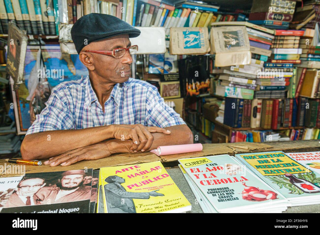 Santo Domingo Repubblica Dominicana,Ciudad Colonial Calle el Conde Peatonal,Ispanico Black man manager libreria libri spagnolo lingua, Foto Stock