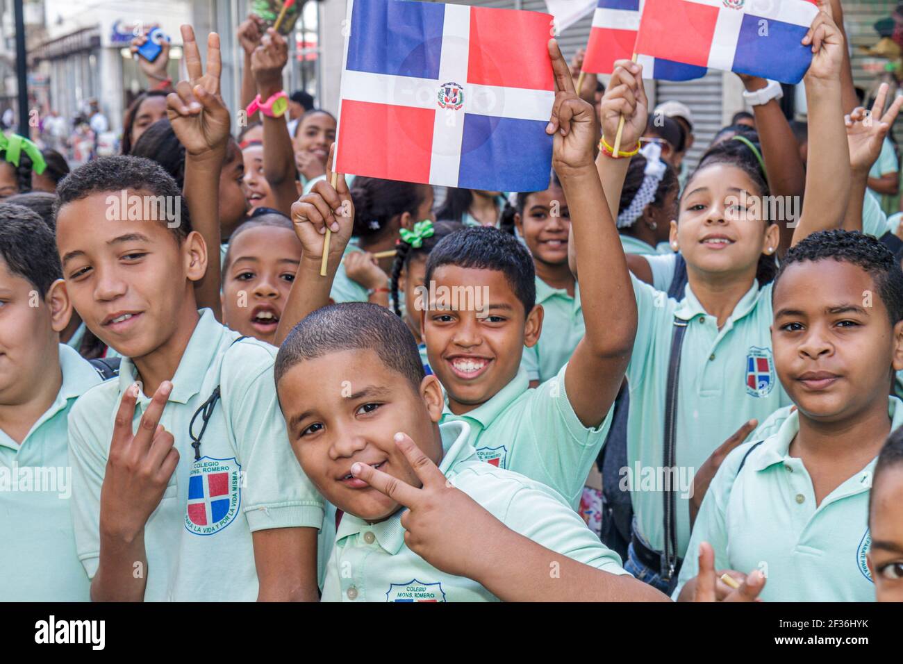 Santo Domingo Repubblica Dominicana, Ciudad Colonia zona Colonial, Calle el Conde centro commerciale pedonale, studenti ispanici ragazzi maschi ragazzi scuola classe fi Foto Stock