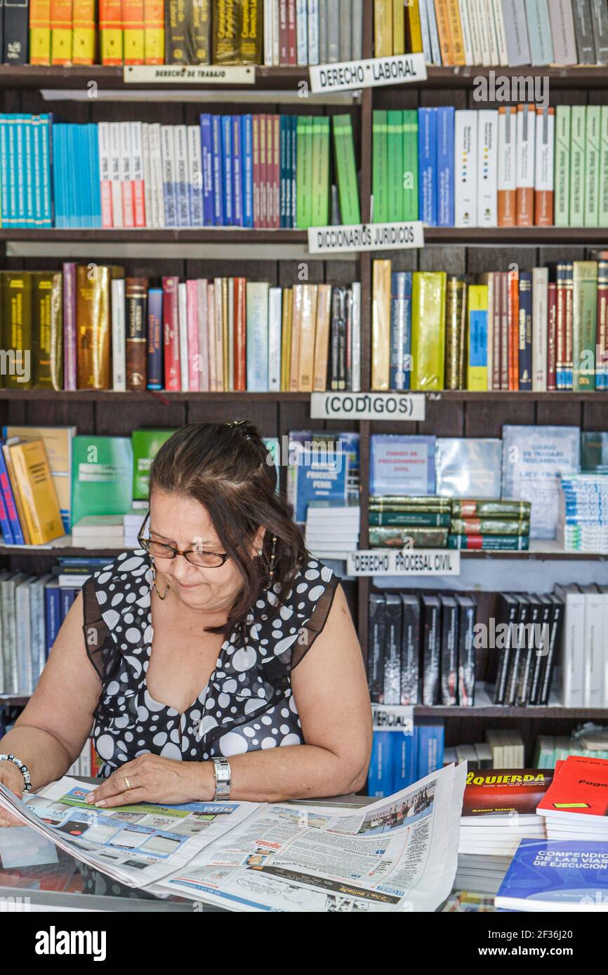 Santo Domingo Repubblica Dominicana, Ciudad Colonia zona coloniale Calle Hostos, libri della biblioteca ispanica riferimento spagnolo diritto del lavoro codice giudiziario, donna fema Foto Stock