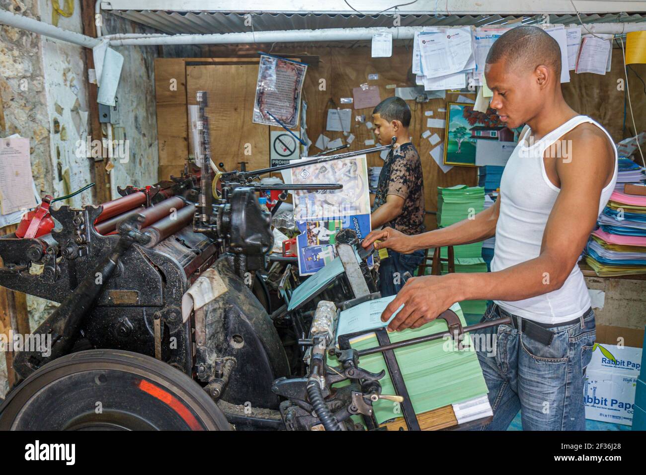 Santo Domingo Repubblica Dominicana,Ciudad Colonia zona Colonial,Calle Isabel la Catolica Ispanico uomo nero maschio adolescente, lavoro di lavoro stampa pr Foto Stock
